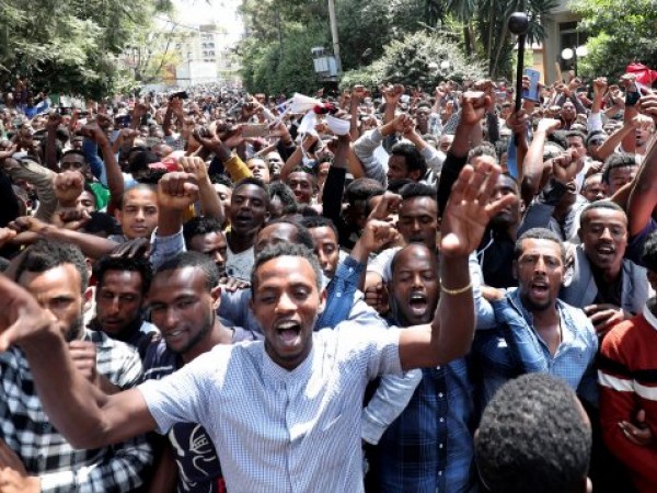 Мащабни антиправителствени протести в Етиопия се превърнаха в безредици. Най-малко