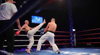 Младият български боец Петър Стойков се изправи срещу един от
