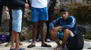 8 мигранти сред които 4 деца бяха открити в хладилен