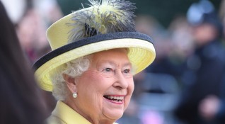 Дълги години Анджела Кели е не само дизайнер на кралица