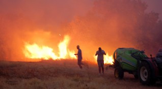 Продължава гасенето на пожара в Национален парк Рила над село