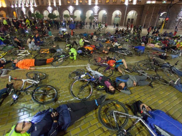 Колоездачи легнаха до своите велосипеди на кръстовището до Ларгото. Така