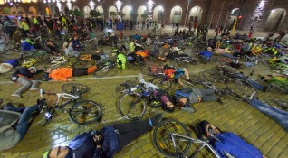 Колоездачи легнаха до своите велосипеди на кръстовището до Ларгото Така