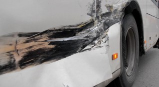 Автобус от градския транспорт Пловдив се е блъснал в дърво