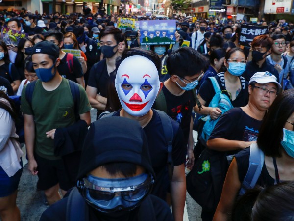 Полицията в Хонконг използва сълзотворен газ, за да разпръсне антиправителствена