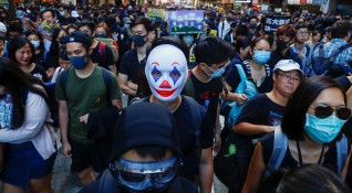 Полицията в Хонконг използва сълзотворен газ за да разпръсне антиправителствена
