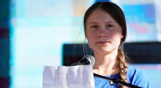 Испанските власти предложиха на 16 годишната шведска екоактивистка Грета Тунберг да