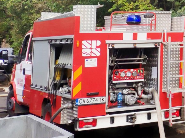 Пловдивски пожарникари гасят пожар в склад в село Маноле, сигнал