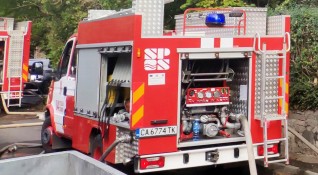 Пловдивски пожарникари гасят пожар в склад в село Маноле сигнал