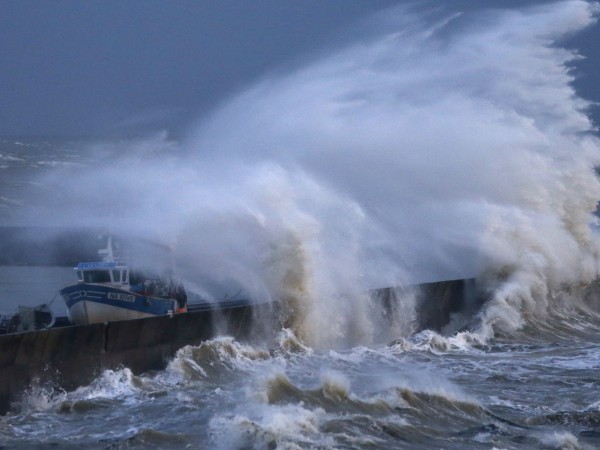 Силни ветрове бушуват в части на Англия, където заради бурята