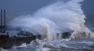 Силни ветрове бушуват в части на Англия където заради бурята