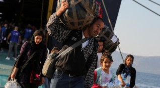 Мигрантската криза в Гърция се разраства Поетапно биват транспортирани търсещи