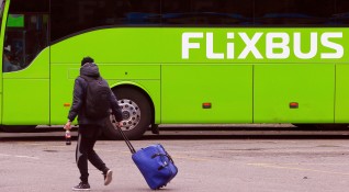 Пътничекски автобус на компанията Фликсбус Flixbus се преобърна днес в