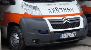 Трима души бяха пометени от кола на спирка във Варна