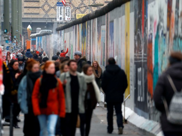 30 години след падането на Берлинската стена, хората от Източна