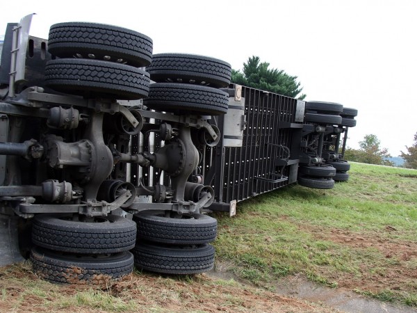 Камион, превозващ жито, се е преобърнал на автомагистрала "Хемус" в