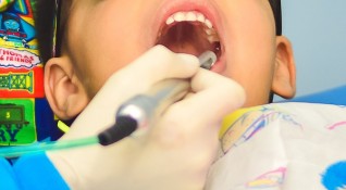 Профилактиката на зъбното здраве при децата с години беше оставена