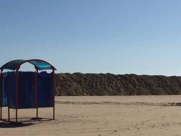 Започна издигането на диги от пясък по крайбрежието на плажа