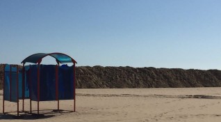 Започна издигането на диги от пясък по крайбрежието на плажа