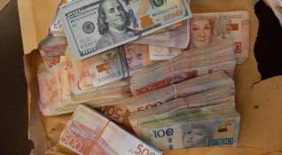 Митничари откриха недекларирана валута с левова равностойност над 137 000