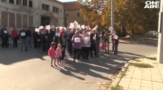 Жители на квартал в Русе излязоха на протест в защита