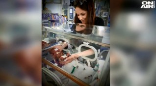 Британски лекари успяха да спасят най малките новородени близнаци Двете момчета