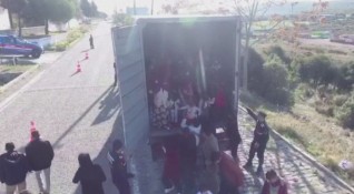 82 ма мигранти бяха заловени в камион в западния турски град