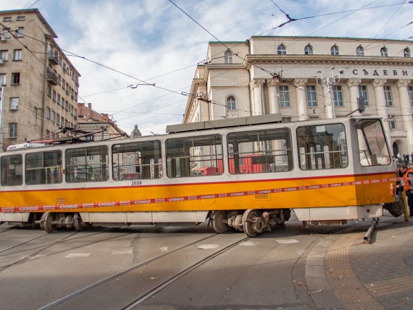 Трамвай номер 10, който се обърна в София, е дерайлирал,