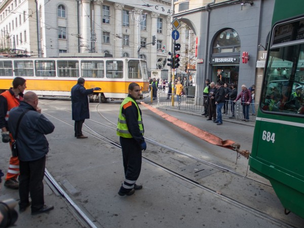 Изтеглиха дерайлиралия трамвай до Съдебната палата, който блокира за няколко