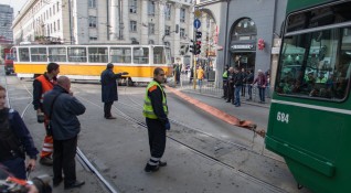Изтеглиха дерайлиралия трамвай до Съдебната палата който блокира за няколко