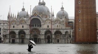 Площад Сан Марко във Венеция е под 70 см вода