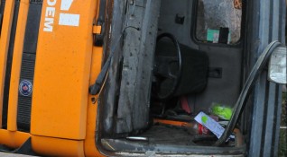 Тежкотоварен камион превозващ сода се обърна на магистрала Хемус Водачът
