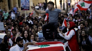 Хиляди протестиращи блокираха снощи главни улици в Бейрут и други