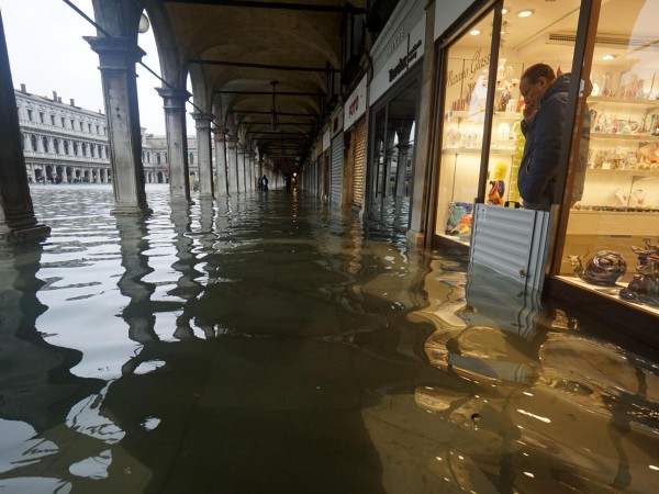 Бури и наводнения връхлетяха водещите туристически дестинации в Италия -