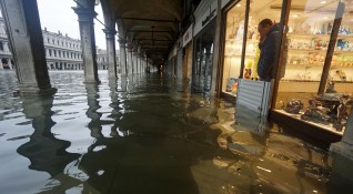 Бури и наводнения връхлетяха водещите туристически дестинации в Италия