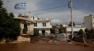 Продължаващите проливни дъждове предизвикват наводнения в Западна Гърция Вълната от