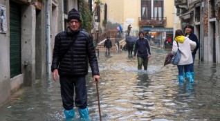 Пикът на водното равнище във Венеция достигна снощи само 77