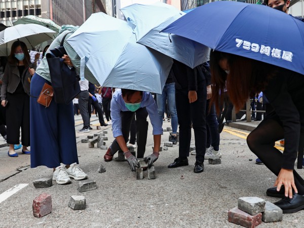 Протестиращите в Хонконг, които по-рано бяха навсякъде, разливаха се "като