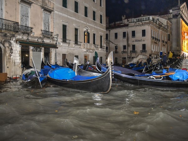 Необичайно тежките наводнения във Венеция, пожарите в Австралия и дори