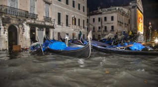 Необичайно тежките наводнения във Венеция пожарите в Австралия и дори