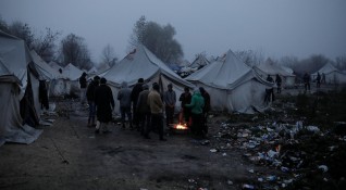 Тежки сиви облаци са надвиснали над импровизиран лагер за мигранти