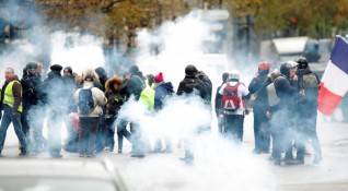 Френската полиция използва водно оръжие и сълзотворен газ в опит