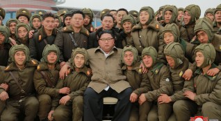 Севернокорейският лидер Ким Чен Ун проследи как протича учение с