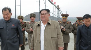 Севернокорейският ръководител Ким Чен Ун посети мащабно учение на силите