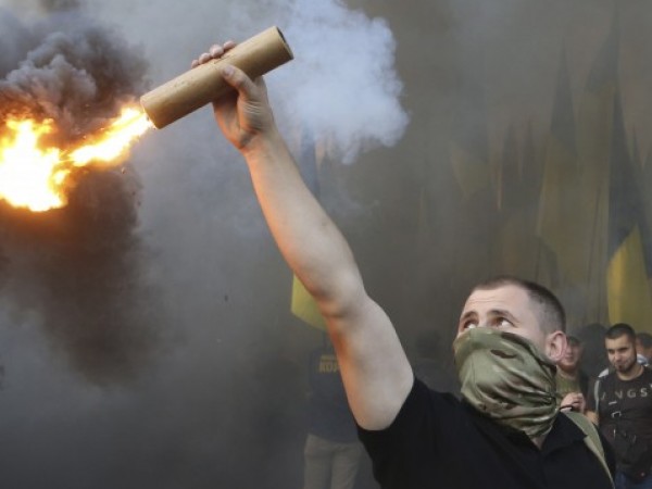 Хиляди украинци протестираха снощи в центъра на Киев срещу сближаването