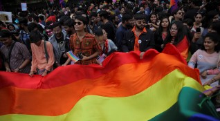 Над хиляда членове на общността ЛГБТ и техни поддръжници манифестираха