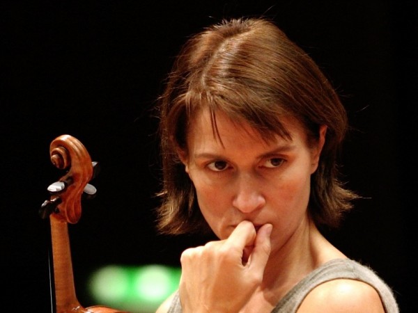 Софийска филхармония представя концерт с виртуозната цигуларка Виктория Муллова. Тя