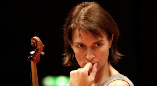 Софийска филхармония представя концерт с виртуозната цигуларка Виктория Муллова Тя