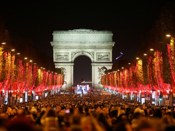 Френската столица Париж прихвана от празничния дух. За украсата са