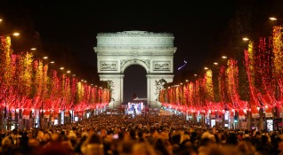 Френската столица Париж прихвана от празничния дух За украсата са
